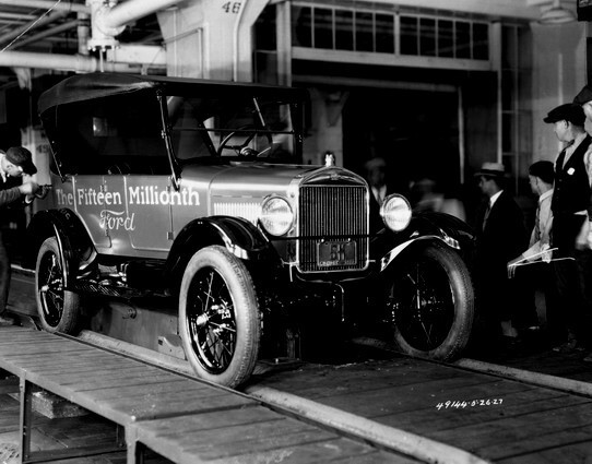 В этот день 1908 — Генри Форд представил новую модель своего автомобиля «Форд Лиззи»