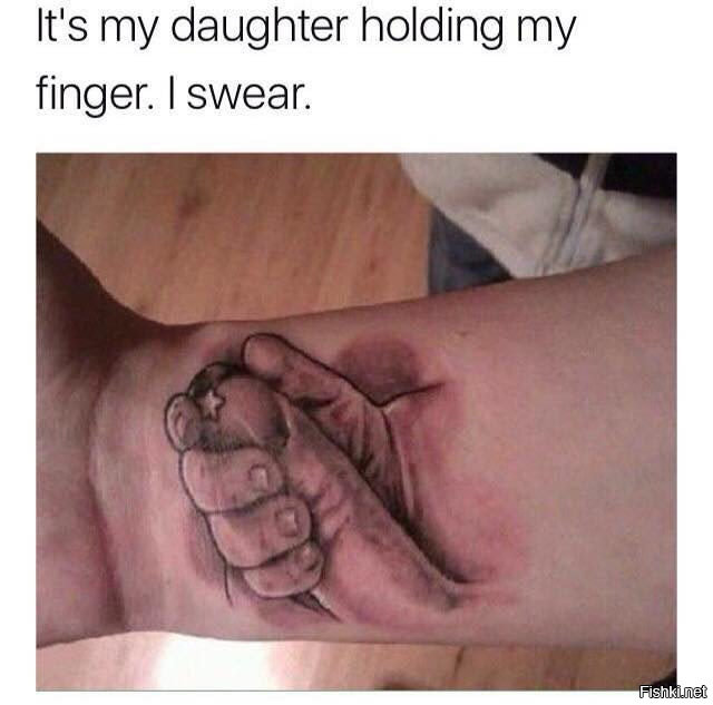 Перевод: Это моя дочь, держащая мой палец