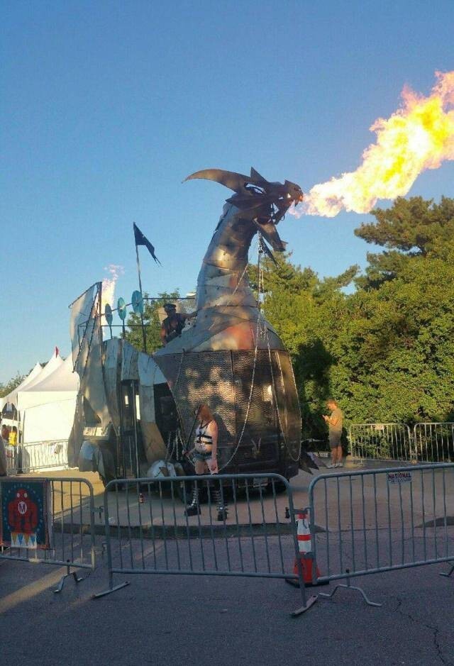 Огнедышащий дракон 