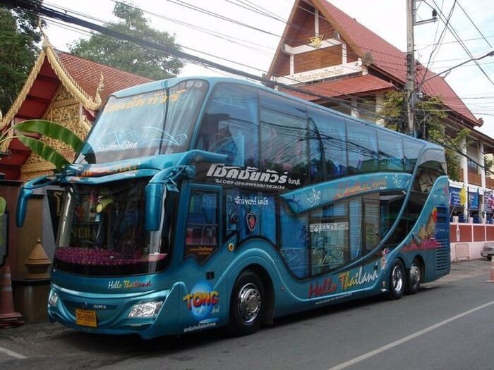 Современные автобусы используют разные шасси, доверять шильдам и эмблемам нельзя, таиландцы лепят на них все подряд от BMW и AUDI, до FERARI, на самом деле чаще всего это СКАНИЯ.