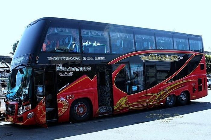 Яркая окраска, типична для современных тайских автобусов.