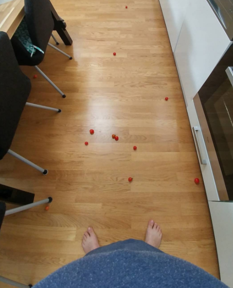 Ты случайно роняешь помидорки, но вместо того, чтобы их поднимать, стоишь и думаешь «ну и живите теперь там на полу»