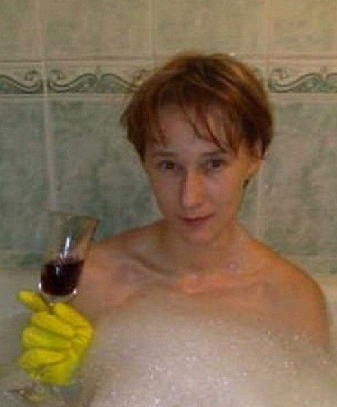 Настоящая леди в перчатках ходит даже в ванну!