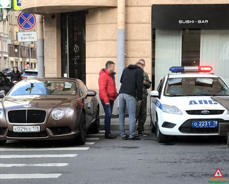 Женщина припарковала Bentley на переходе и не осталась без наказания