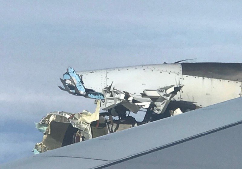 Во время полета над Атлантикой пассажиры рейса AF66 услышали громкий звук, самолет затрясло 