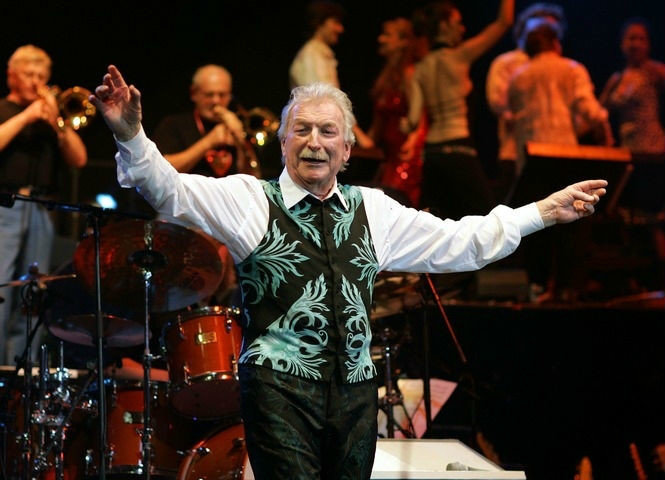 Джеймс Ласт (James Last), настоящее имя Ганс Ласт, (1929-2015) - немецкий и американкий композитор, аранжировщик и дирижёр.