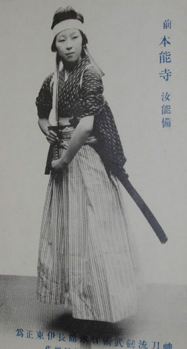 Старые снимки женщин-самураев.