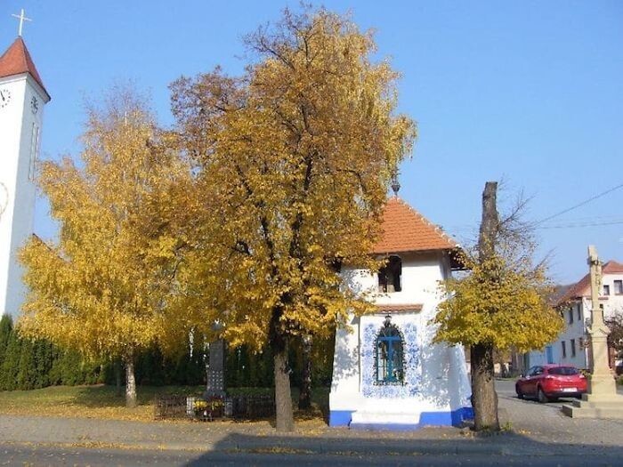 90-летняя бабушка из Чехии превращает деревню в художественную галерею