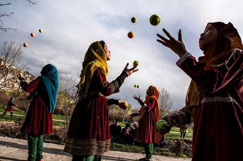 Девушки жонглируют теннисными мячами. Кабул, 2016 год