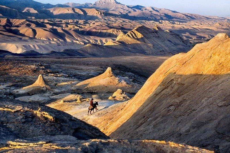 Мужчина едет верхом на осле по пустыне в провинции Бамиан. 2006 год
