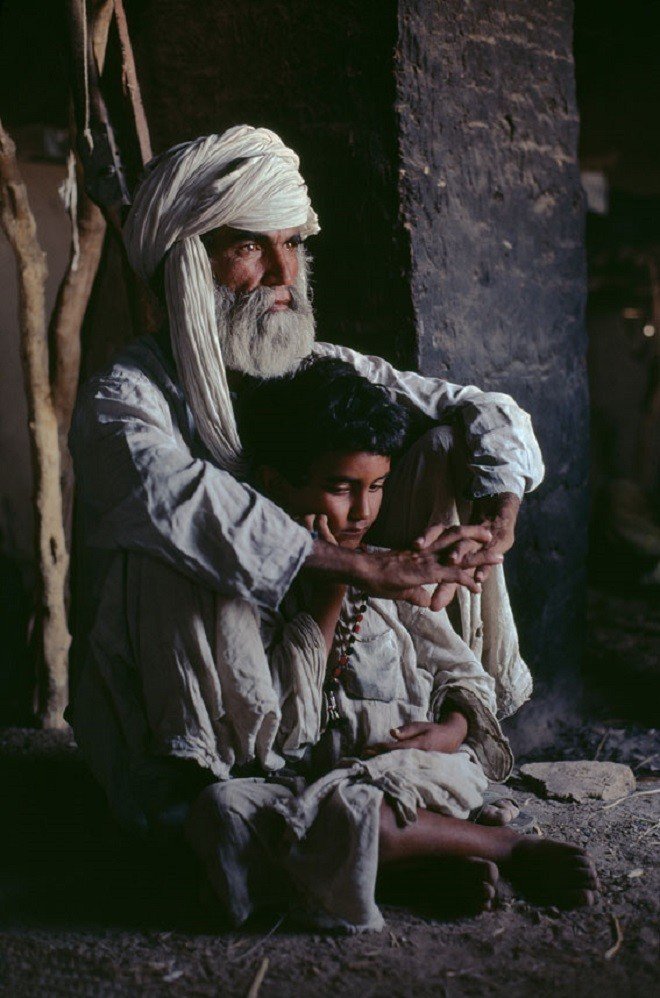 Отец и сын в провинции Гильменд. 1980 год