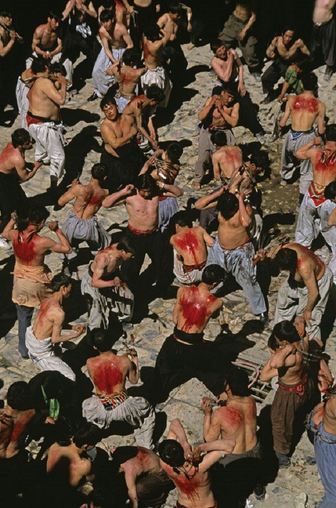 Мусульмане-шииты бичуют себя во время дня Ашуры. Кабул, 2002 год
