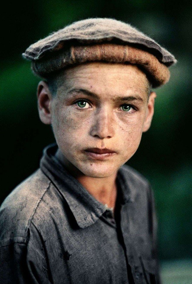 Деревенский мальчишка из провинции Нуристан. 1992 год