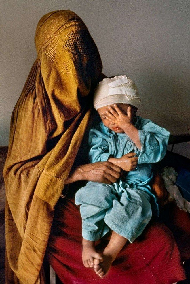 Женщина с сыном, который был ранен пулей. 1992 год