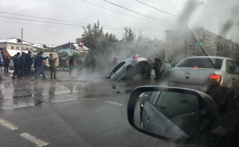 В Казахстане машина провалилась под асфальт