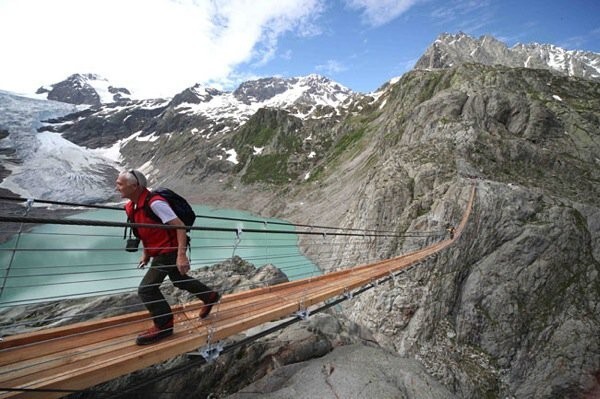 4. Мост над озером Трифт, Швейцария.