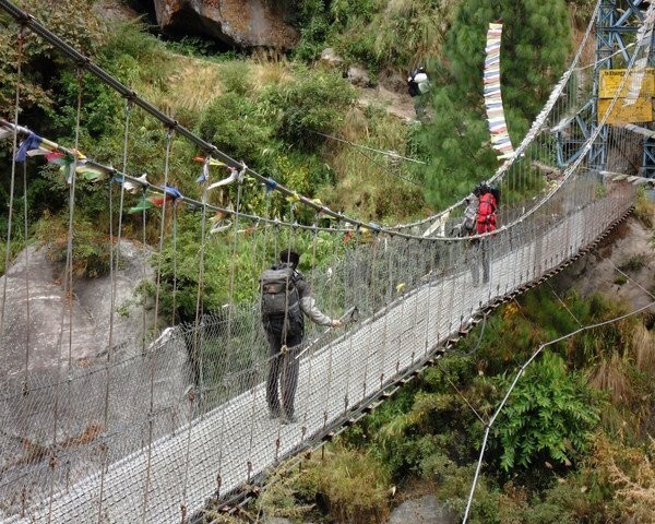 2. Мост в долине Лантанг, Непал