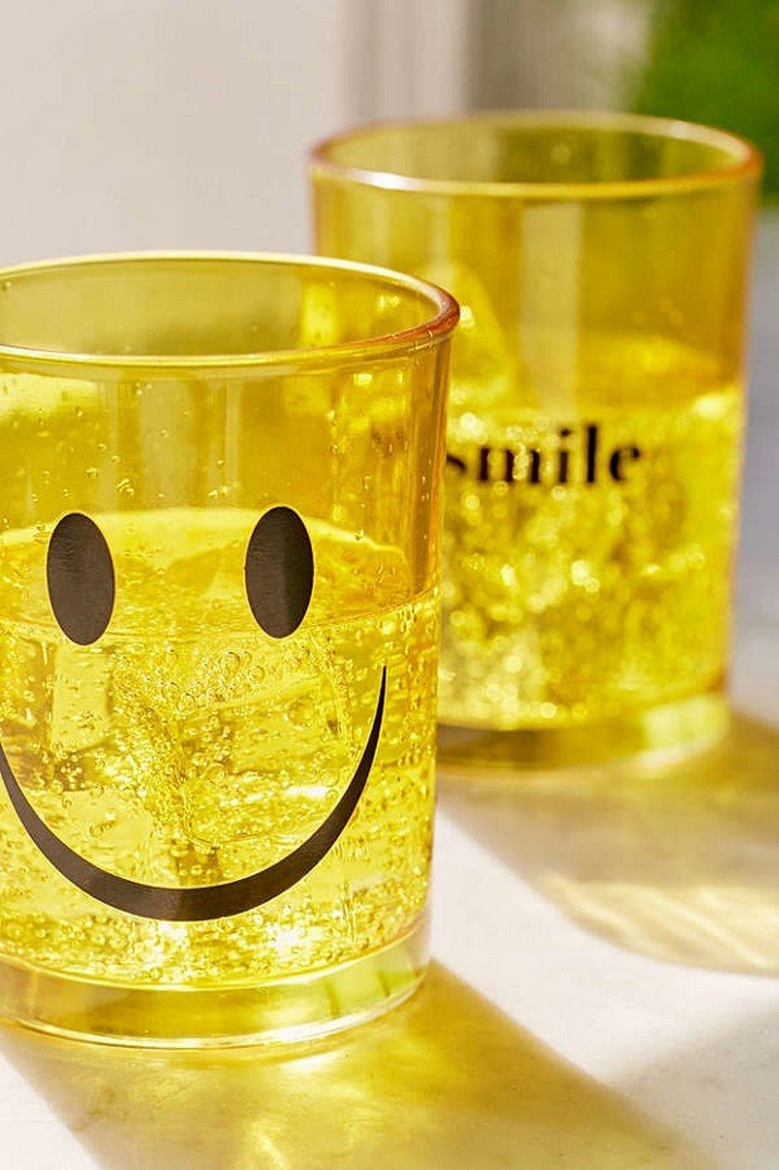 10. Набор стаканов, которые напомнят тебе о необходимости почаще улыбаться!