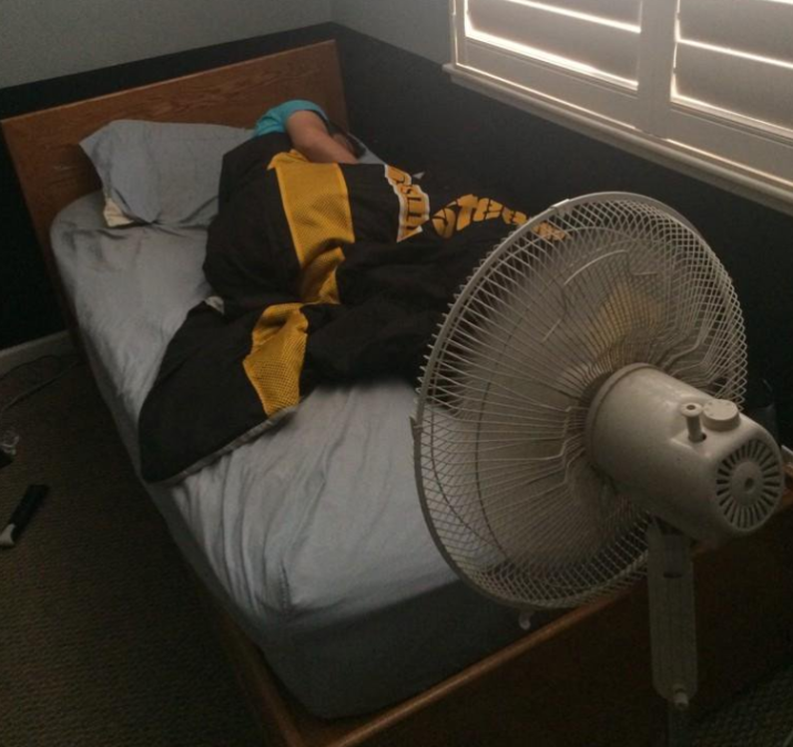 2. Перетаскивать вентилятор поближе к кровати в жаркие дни, вместо того, чтобы накрываться тонкой простынкой, а не одеялом... ведь под простыней плохо спится :)