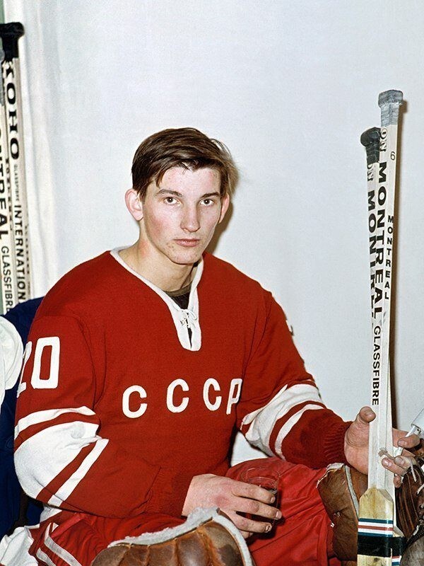 Вратарь сборной СССР по хоккею с шайбой Владислав Третьяк в раздевалке. 1971 год