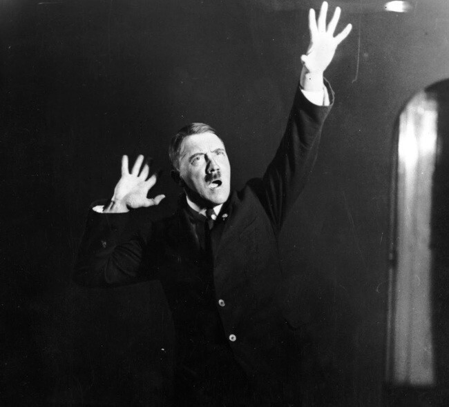 Гитлер репетирует свою речь перед зеркалом (1925)