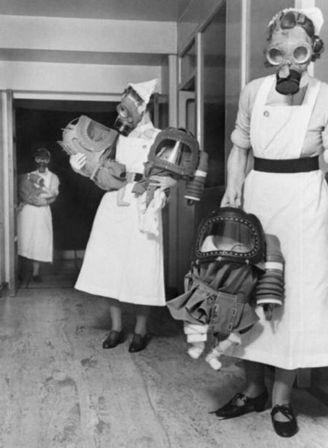 Младенцы в противогазах во время бомбардировок Лондона (1940)