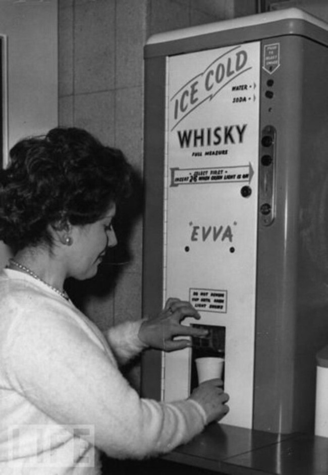 Ледяной диспенсер с виски, который иногда встречался в офисах (1950)