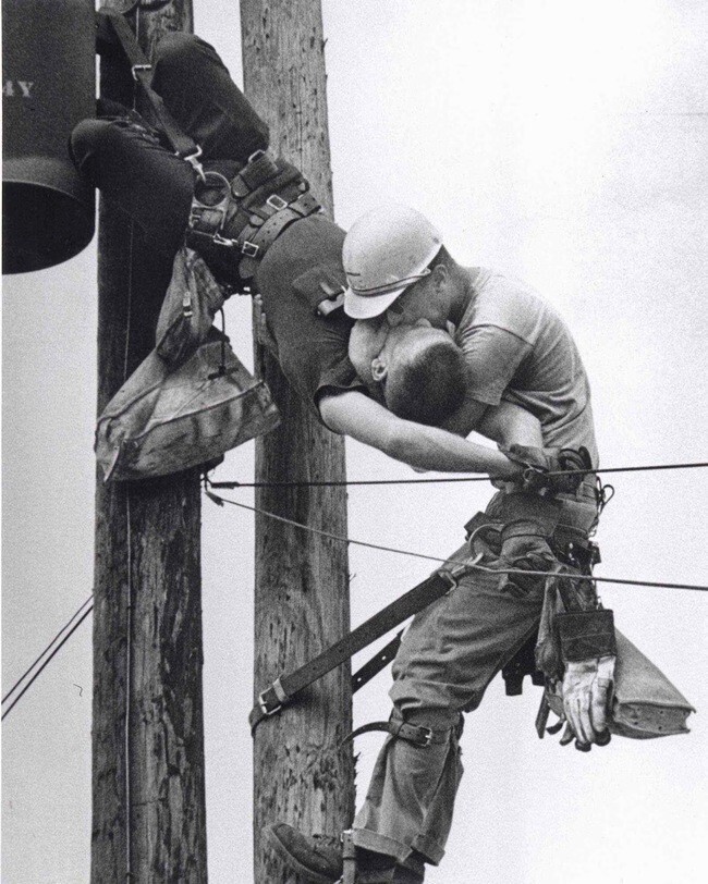«Поцелуй жизни». На этом уникальном фото рабочий, обслуживающий лини электропередач, делает искусственное дыхание своему коллеге, который пострадал от разряда тока. Он выжил. (1967)
