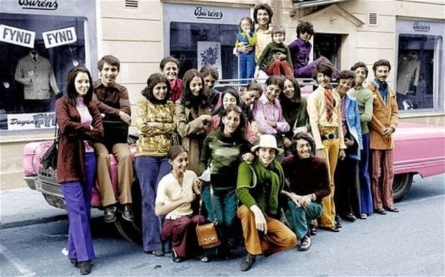 Молодой Усама бен Ладен (второй справа в зелёной рубашке) со своей семьей в Швеции (1970-е)