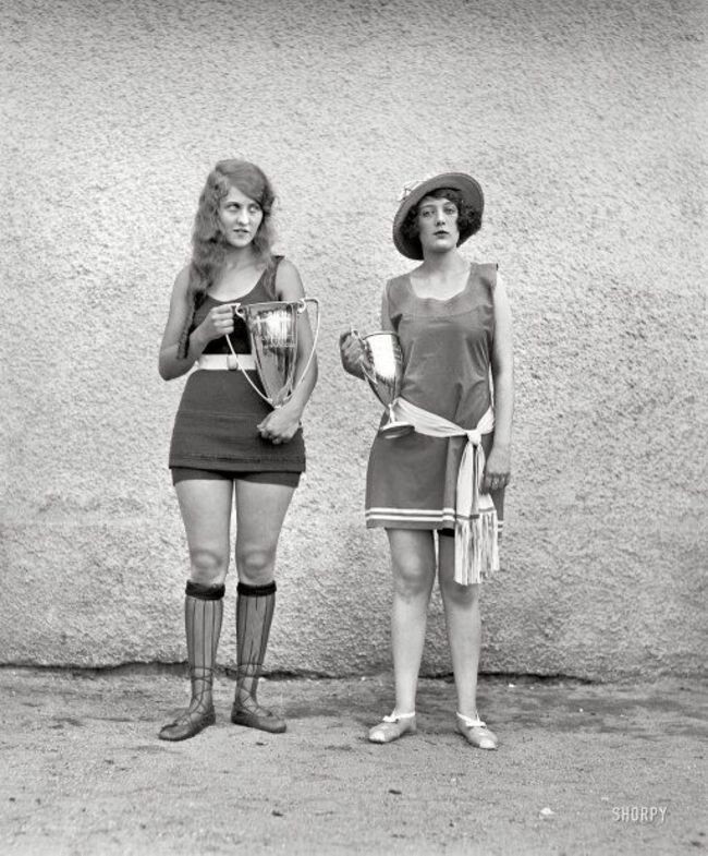 Две победительницы конкурса красоты в 1922, когда стандарты красоты значительно отличались от нынешних