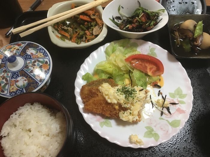 Жареная рыба с соусом тартар, тушеный картофель, салат из хиджики, жареный шпинат с морковью, рис, зеленый чай  