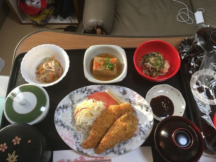 Курица с салатом из капусты, жареная овощная смесь с горькой дыней, агедаши тофу (жареный тофу с карамельным соусом), морковный салат, рис, мисо-суп