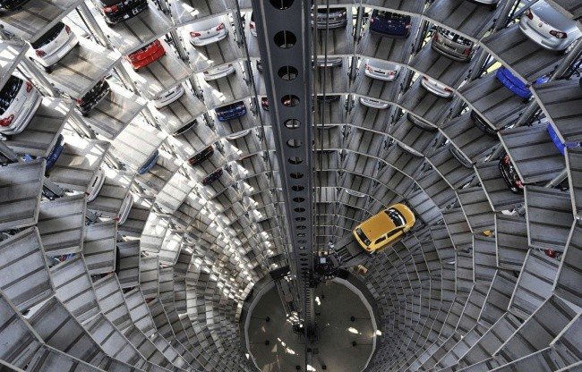 Многоэтажный гараж на заводе Volkswagen