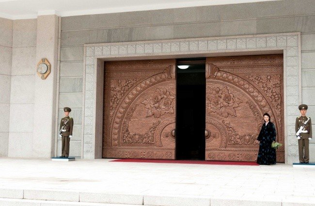 Хранилище 210 000 подарков, сделанных Ким Ир Сену и Ким Чен Иру, Северная Корея