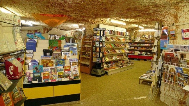 Книжный магазин и квартира в подземном городке Кубер-Педи, Австралия