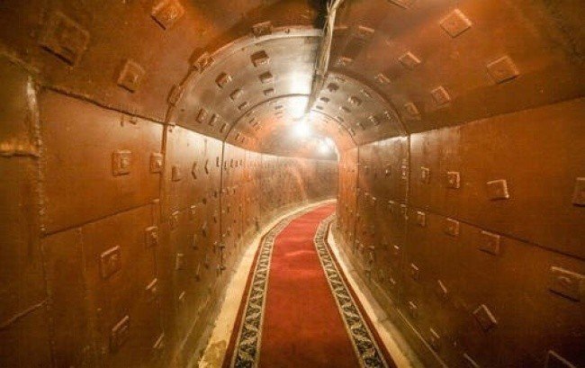 Тоннель в подземном бункере на глубине 65 метров, Россия