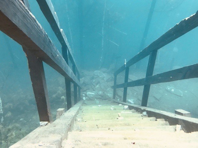 Подводная лестница в заброшенном карьере, Россия