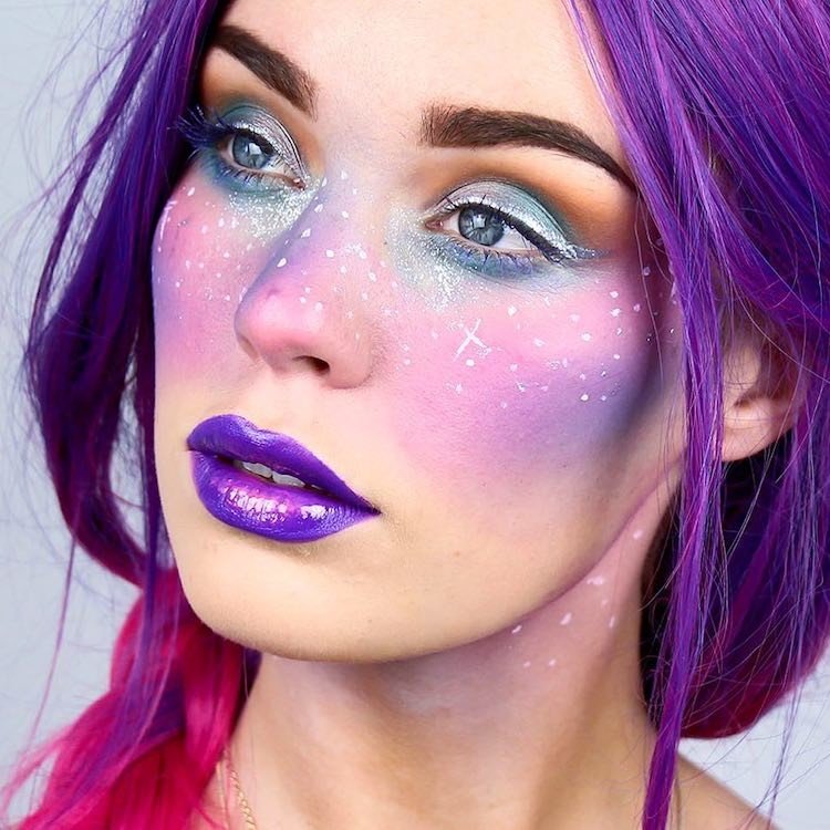 «Галактический макияж» — новый тренд, в котором созвездия играют роль веснушек