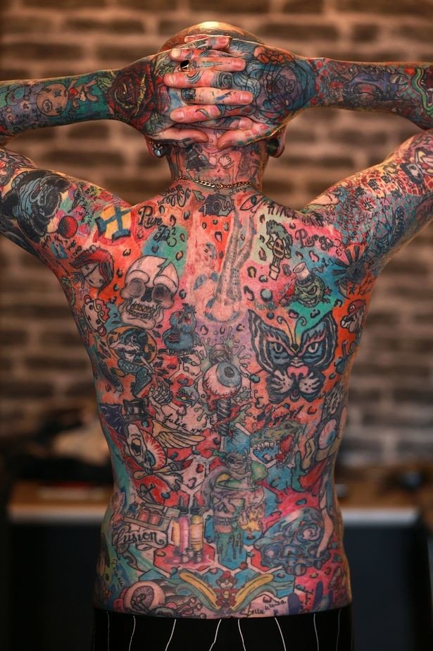 58-летний британец почти полностью покрыл своё тело татуировками — и там тоже