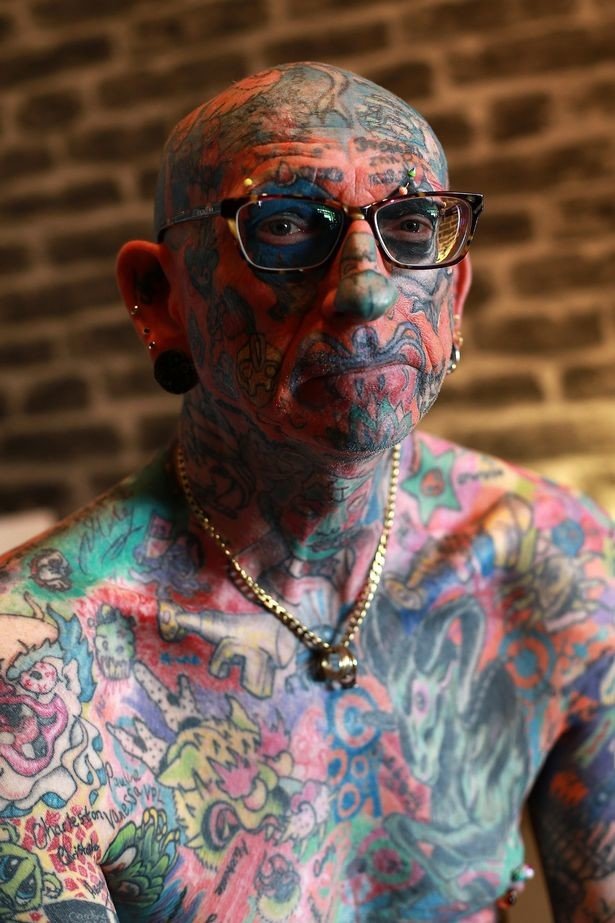 58-летний британец почти полностью покрыл своё тело татуировками — и там тоже