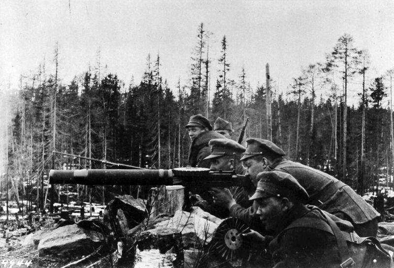  Русские войска в британских мундирах с пулемётом Льюиса и под командованием англичан. Британский офицер находится справа от наводчика на фото.