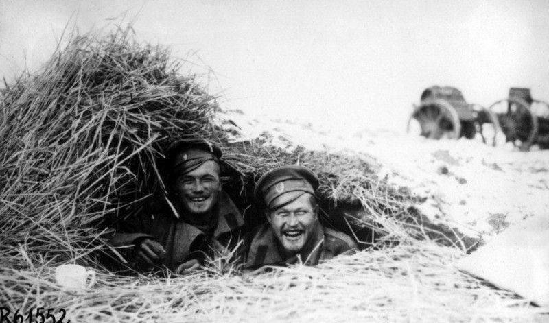 Два русских солдата улыбаются фотографу из укрытия на Восточном фронте.