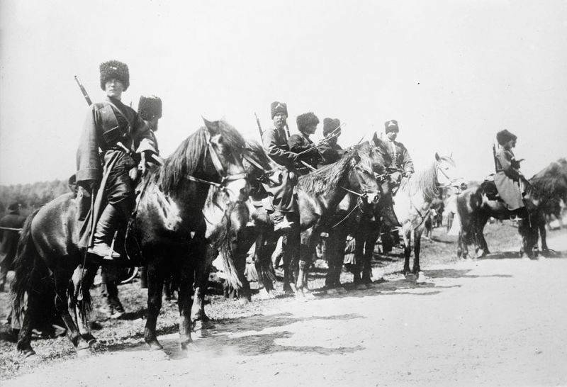 . Русские казаки на лошадях, около 1915 года.