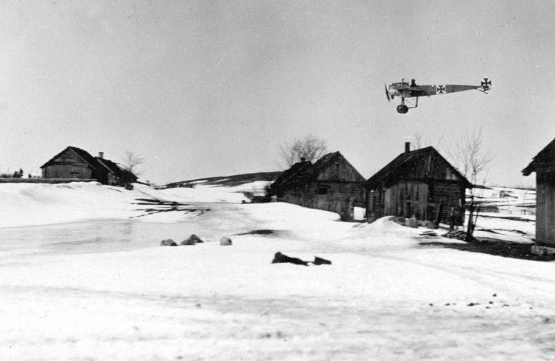 Низкий полет немецкого Fokker E.II 35/15, на восточном фронте, ок. 1915 года.