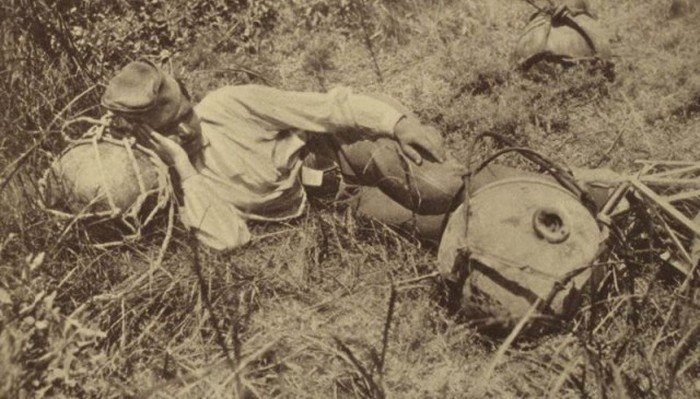 Сербский солдат отдыхает возле бомбы, которую он взял из сбитого австрийского дирижабля. 