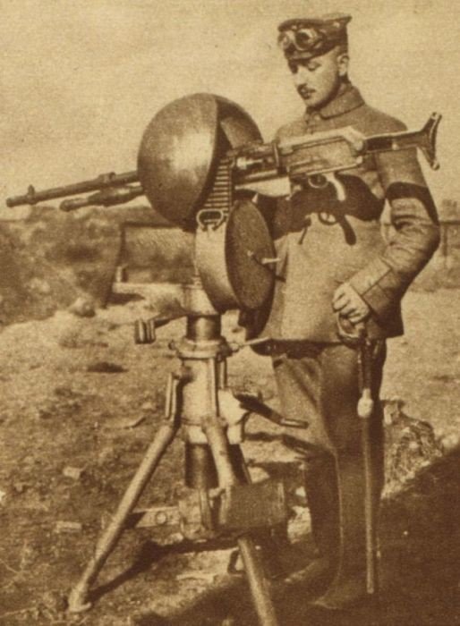 Немецкий офицер с захваченным французским зенитным пулеметом.