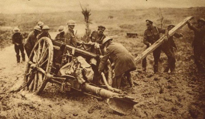 Британская пушка застряла в грязи. 