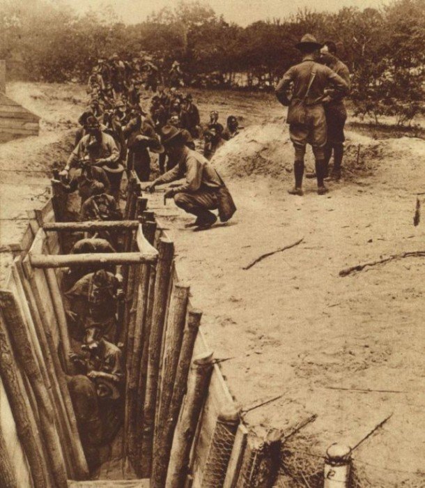 Американские войска, проходящие противогазовую подготовку в Форт-Дикс. 
