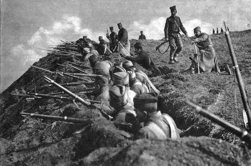 Сербские солдаты на вершине холма,в траншее.