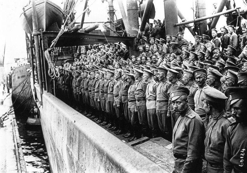 Корабль с российскими солдатами прибывает в Марсель, Франция.